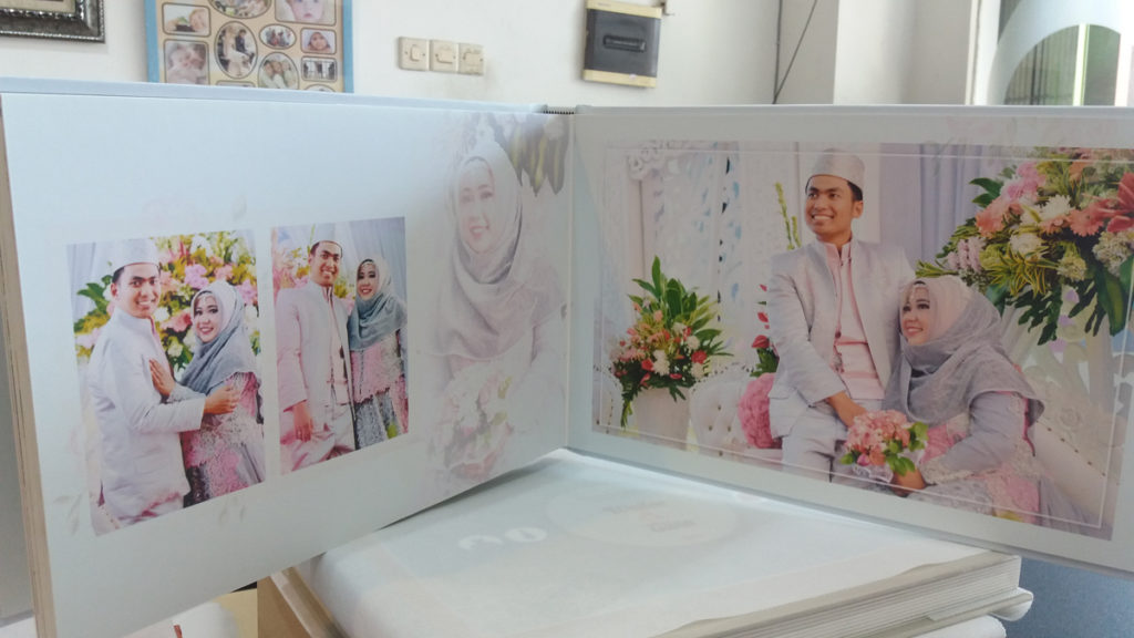 https://album.biz.id/wp-content/uploads/2017/12/Contoh-Cover-Vinyl-Box-Vinyl-dan-Sheet-Hasil-Cetak-Album-Kolase-Wedding-05-1024x576.jpg